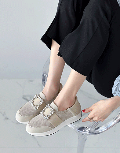 트렌드를 선도하는 독특한 디자인의 한정판 컬렉션 스니커즈 1A8ZG6